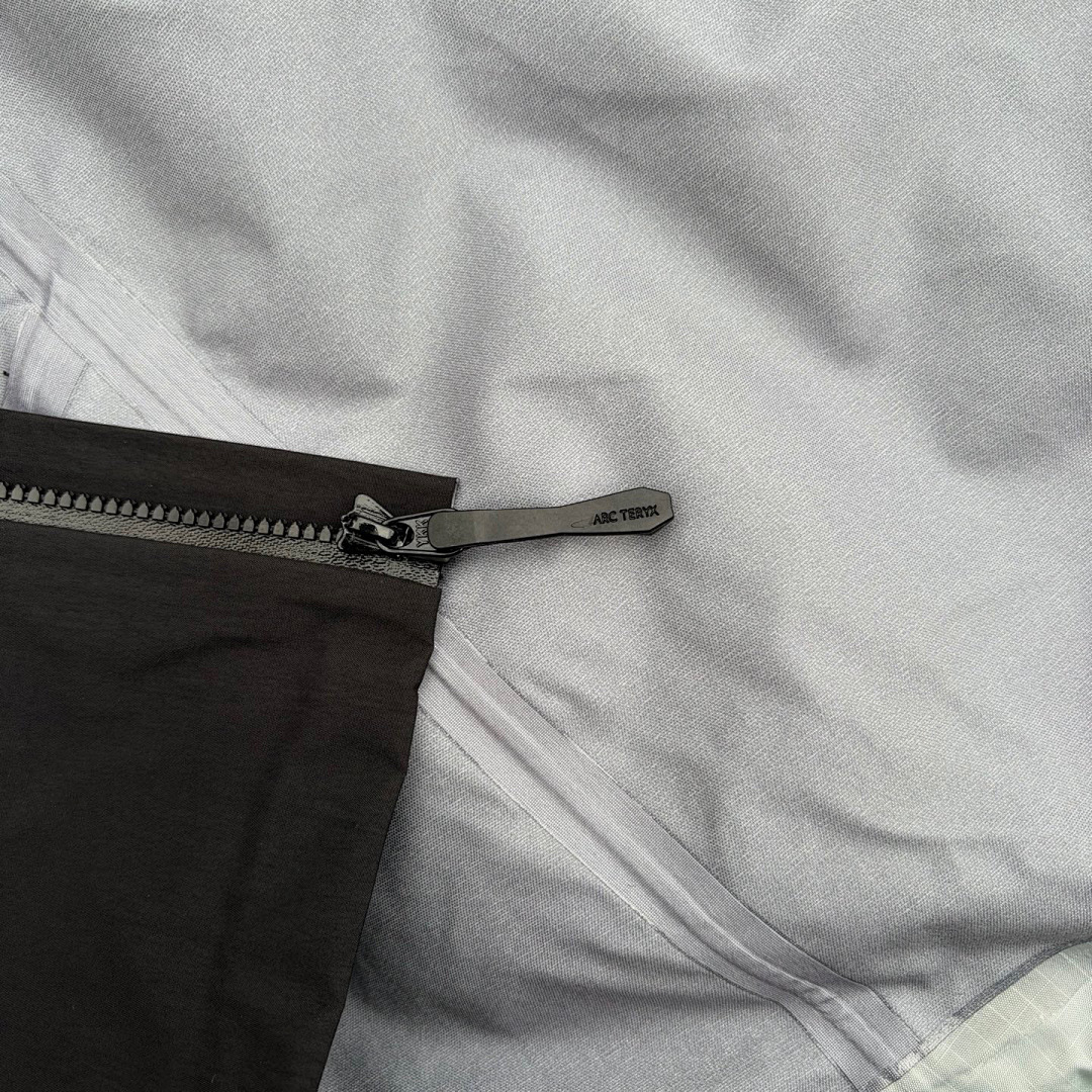 Arc'teryx Beta Jacket (Black SL) - Image 6