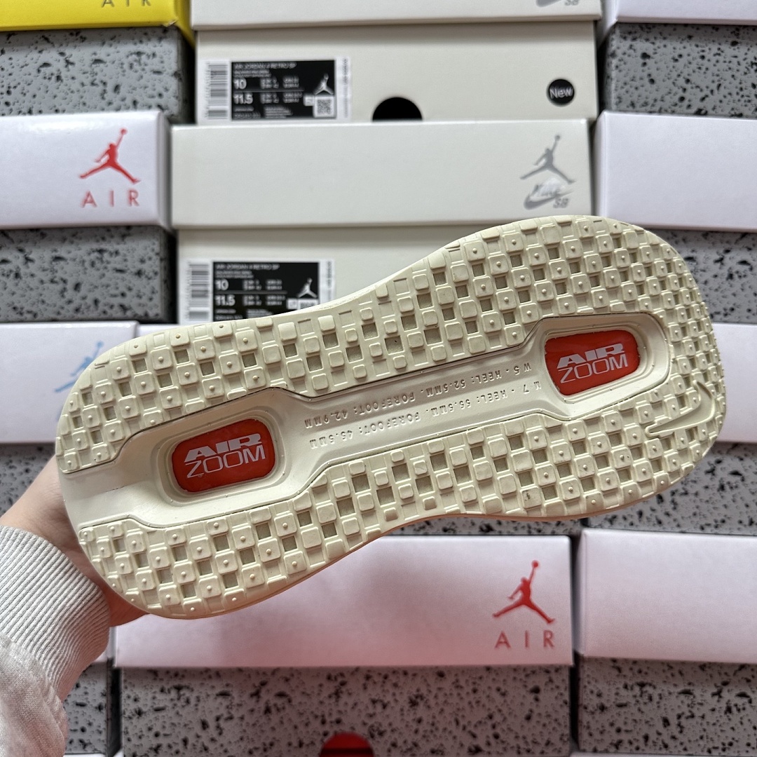 Nike Vomero Premium HQ2050-100 - Image 6