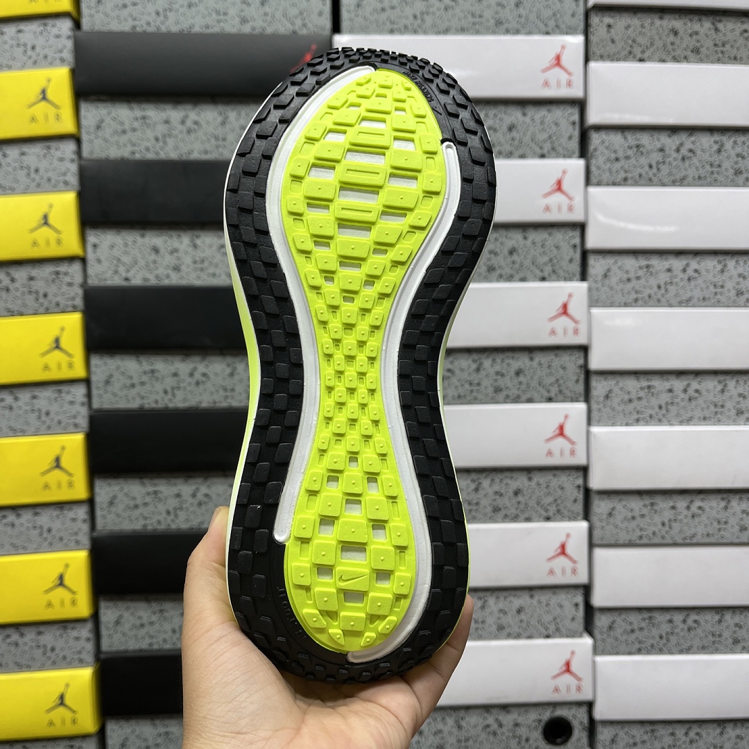 Nike Vomero Plus - Image 8
