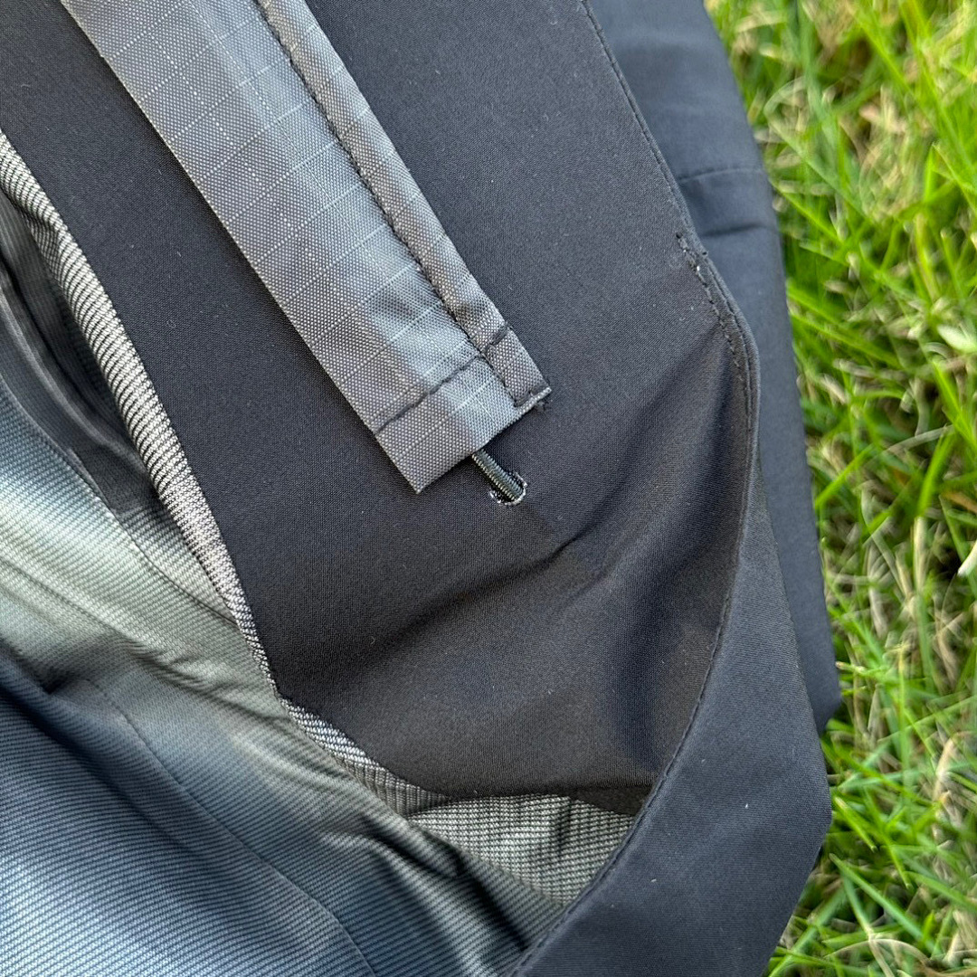 Arc'teryx Beta Jacket (Black) - Image 11