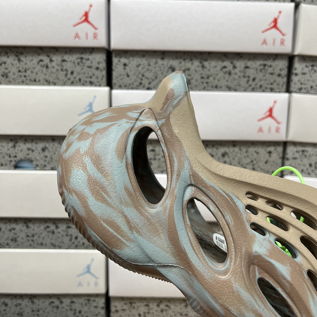 Adidas Slide/Foam Runner - Image 81