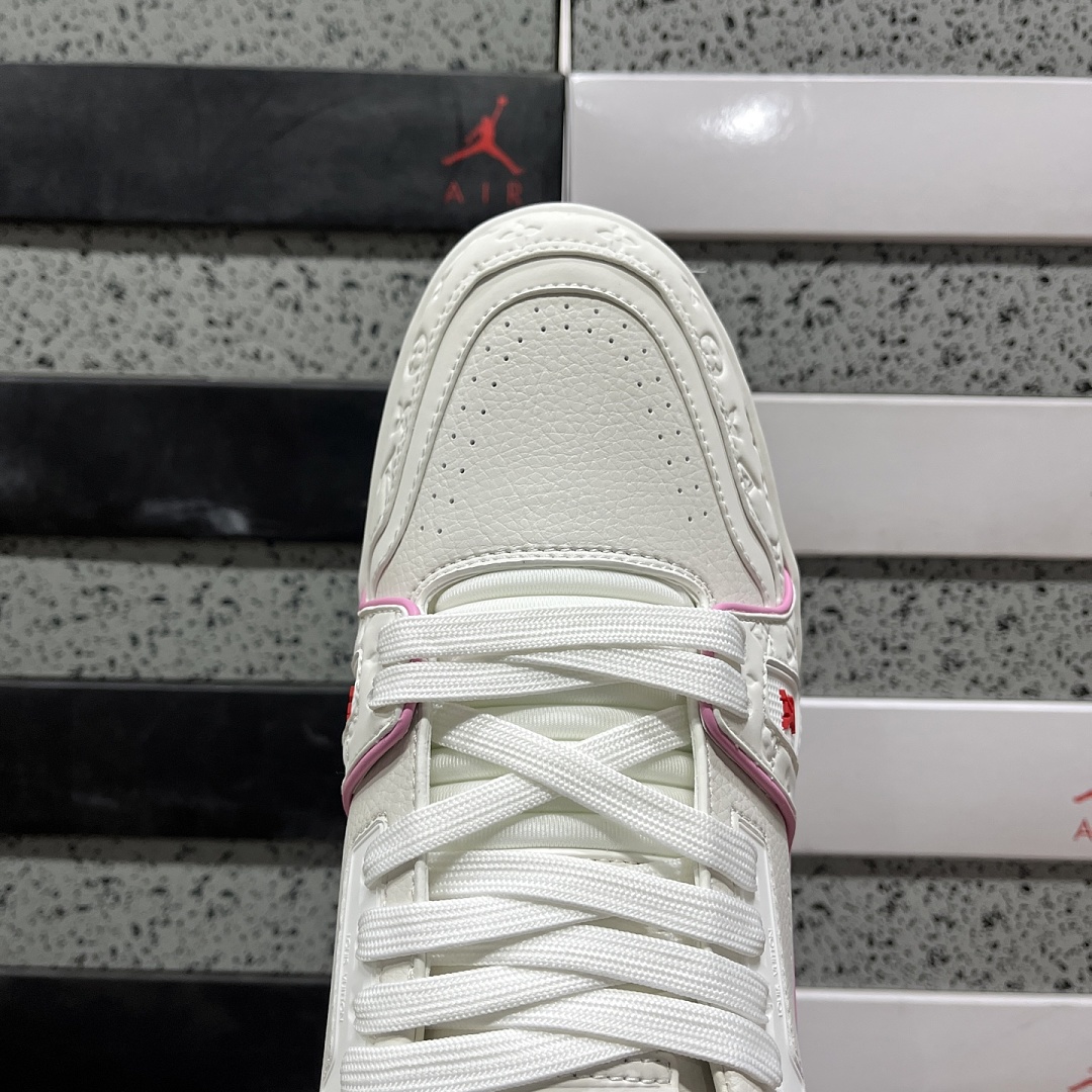 Louis Vuitton Trainer V2-10 - Image 2