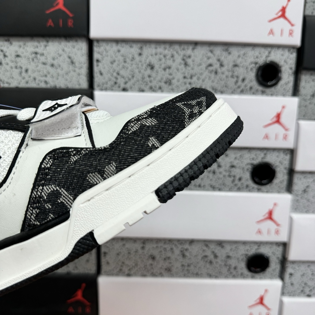 Louis Vuitton Trainer (Black White) - Image 4