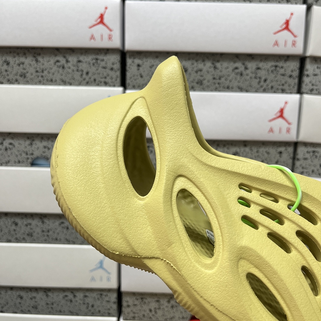 Adidas Slide/Foam Runner - Image 32