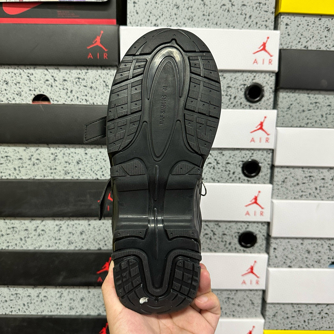On Running Raf Simons Antei Low Top - Image 5