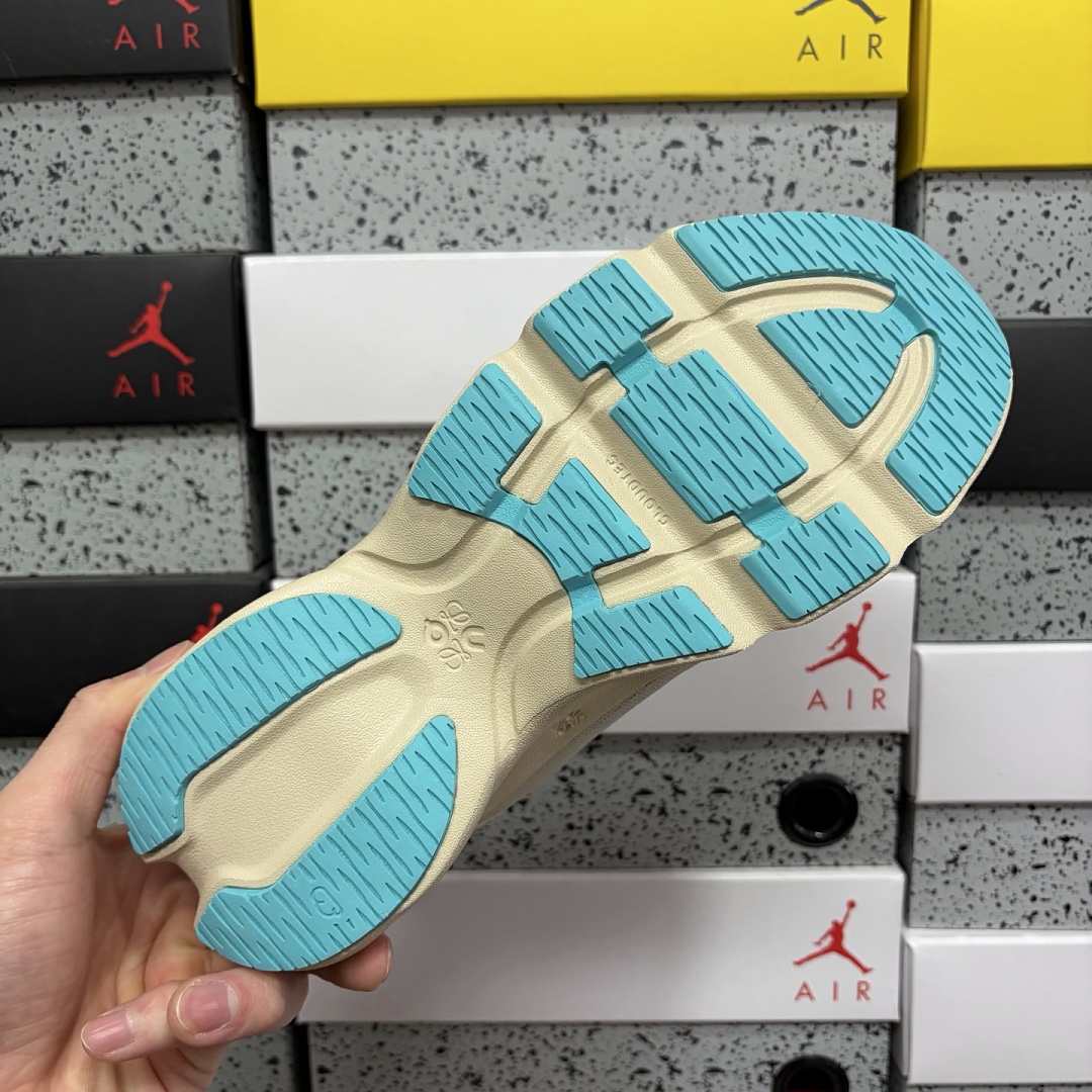On Running Cloudsolo LOEWE Sand Turquoise - Image 9