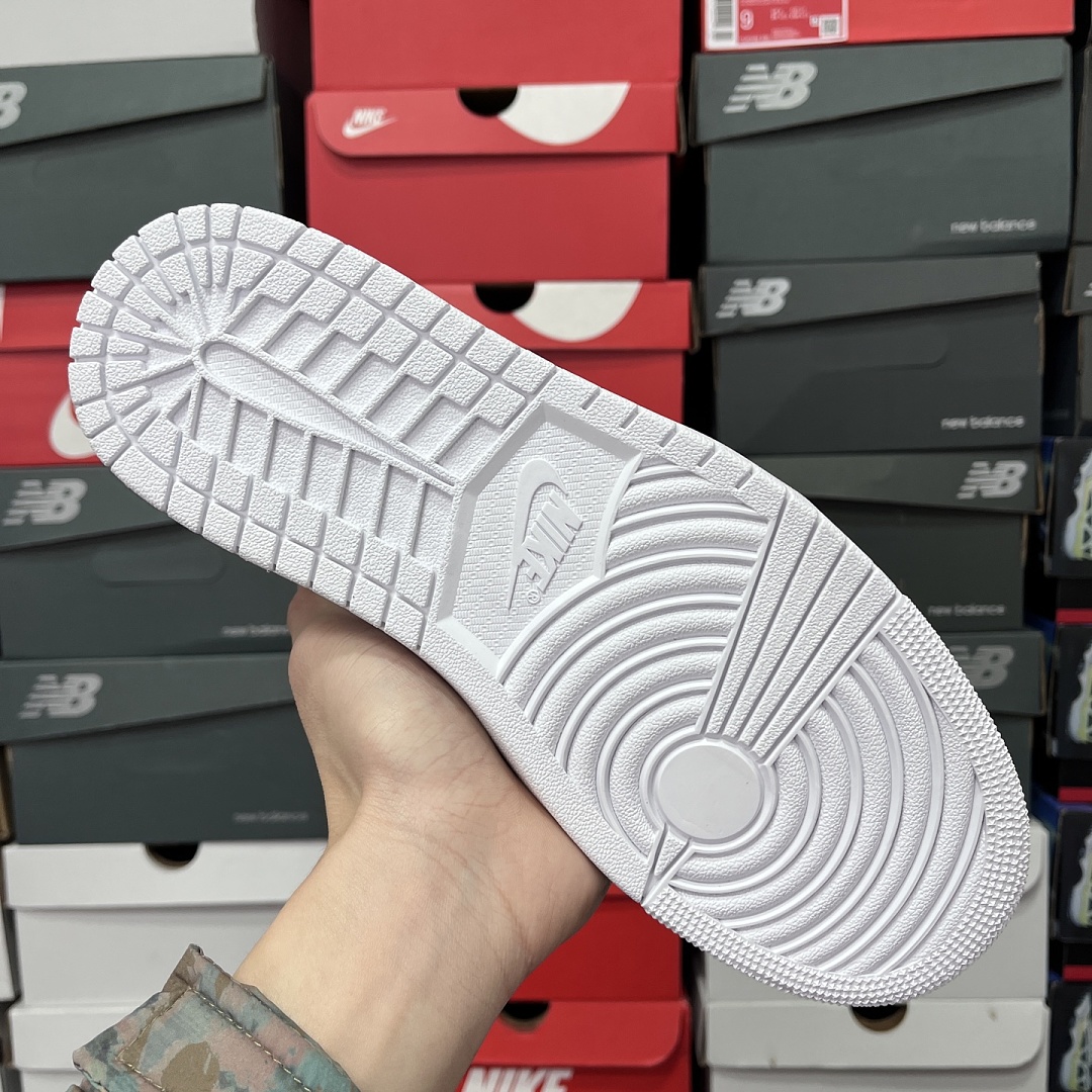 Nike Triple White Reverse Swoosh - Image 8
