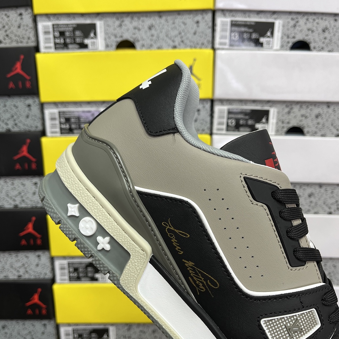 Louis Vuitton Trainer V2-04 - Image 2