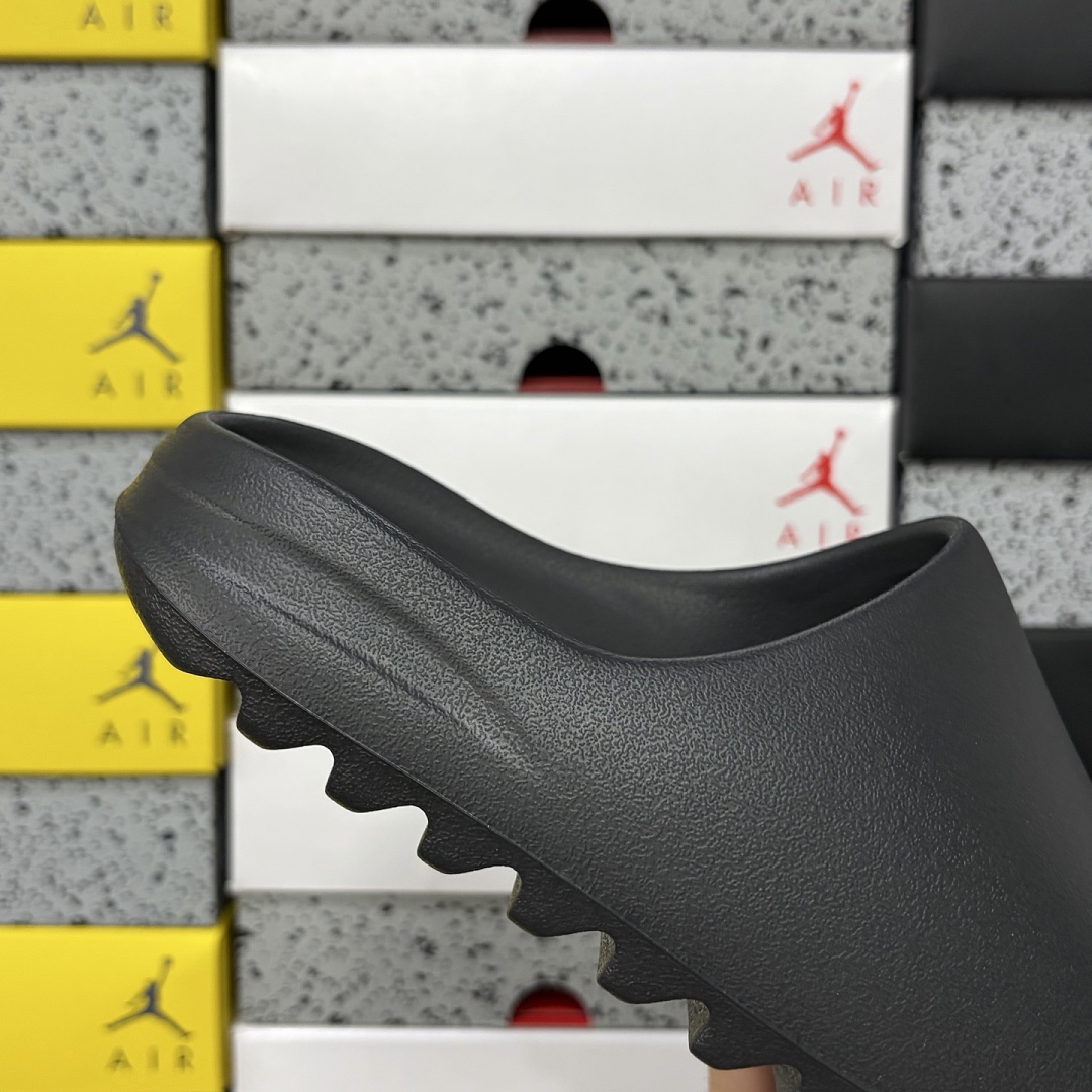 Adidas Yeezy Slide Onyx Slides Black (Matte) - Image 4