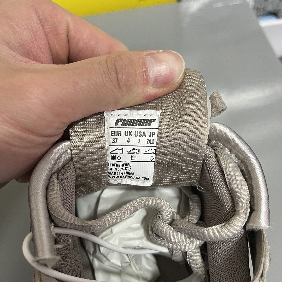 Balenciaga BLCG Runner 7.5 - Image 9