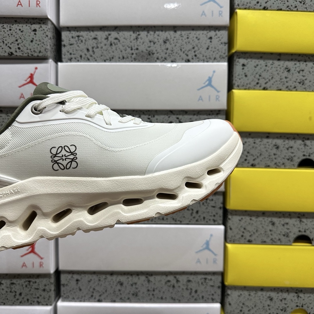 On Running Running Cloudtilt 2 LOEWE White Khaki 3ME10693507 - Image 4