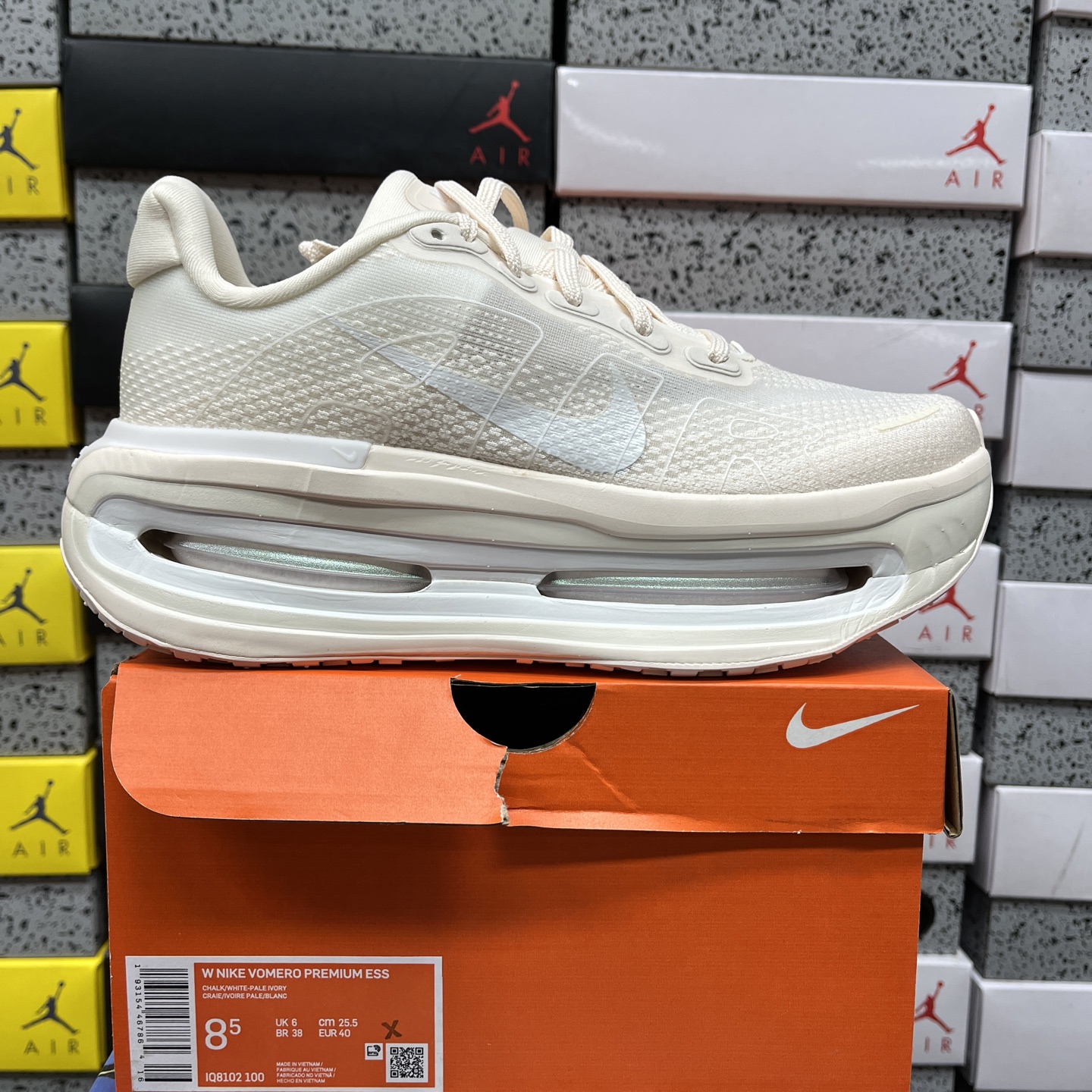 Nike Vomero Premium Chalk - Image 11