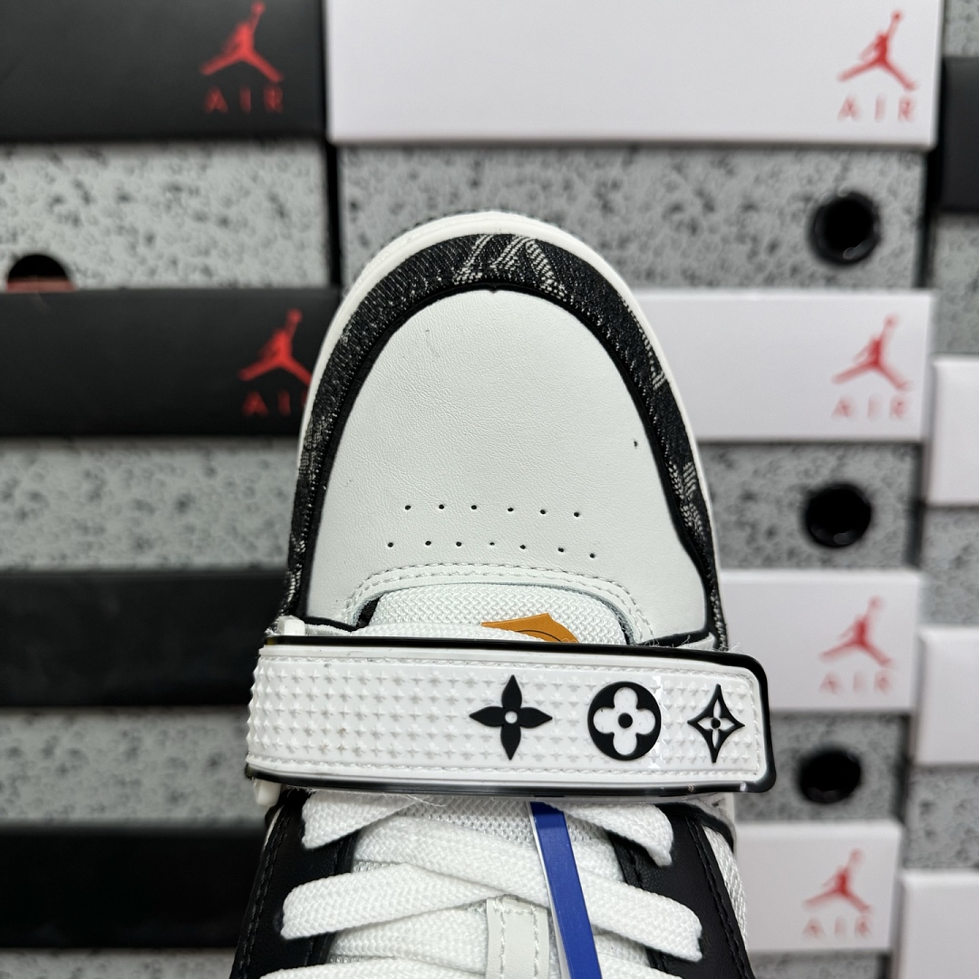 Louis Vuitton Trainer (Black White) - Image 9