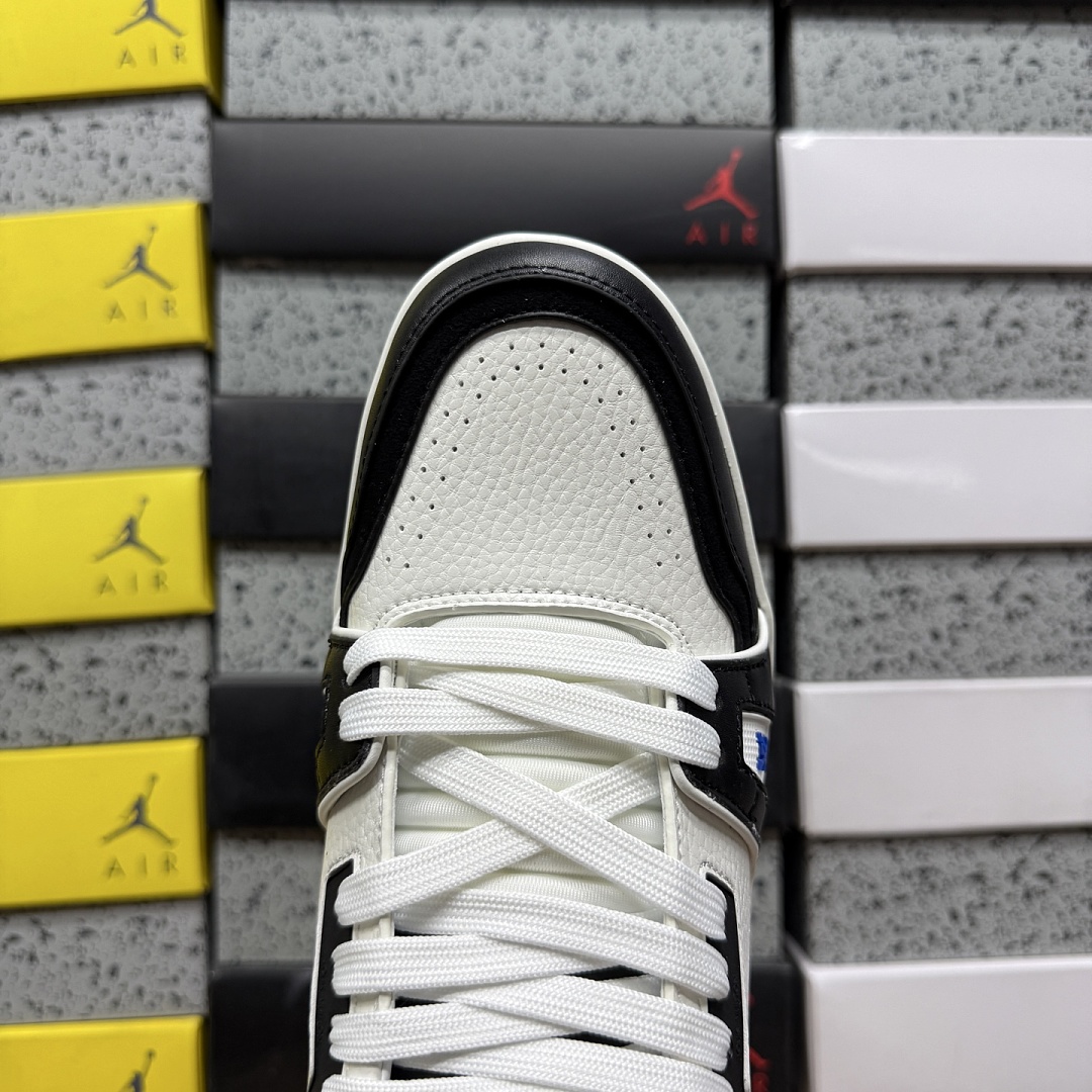 Louis Vuitton Trainer V2-17 - Image 4