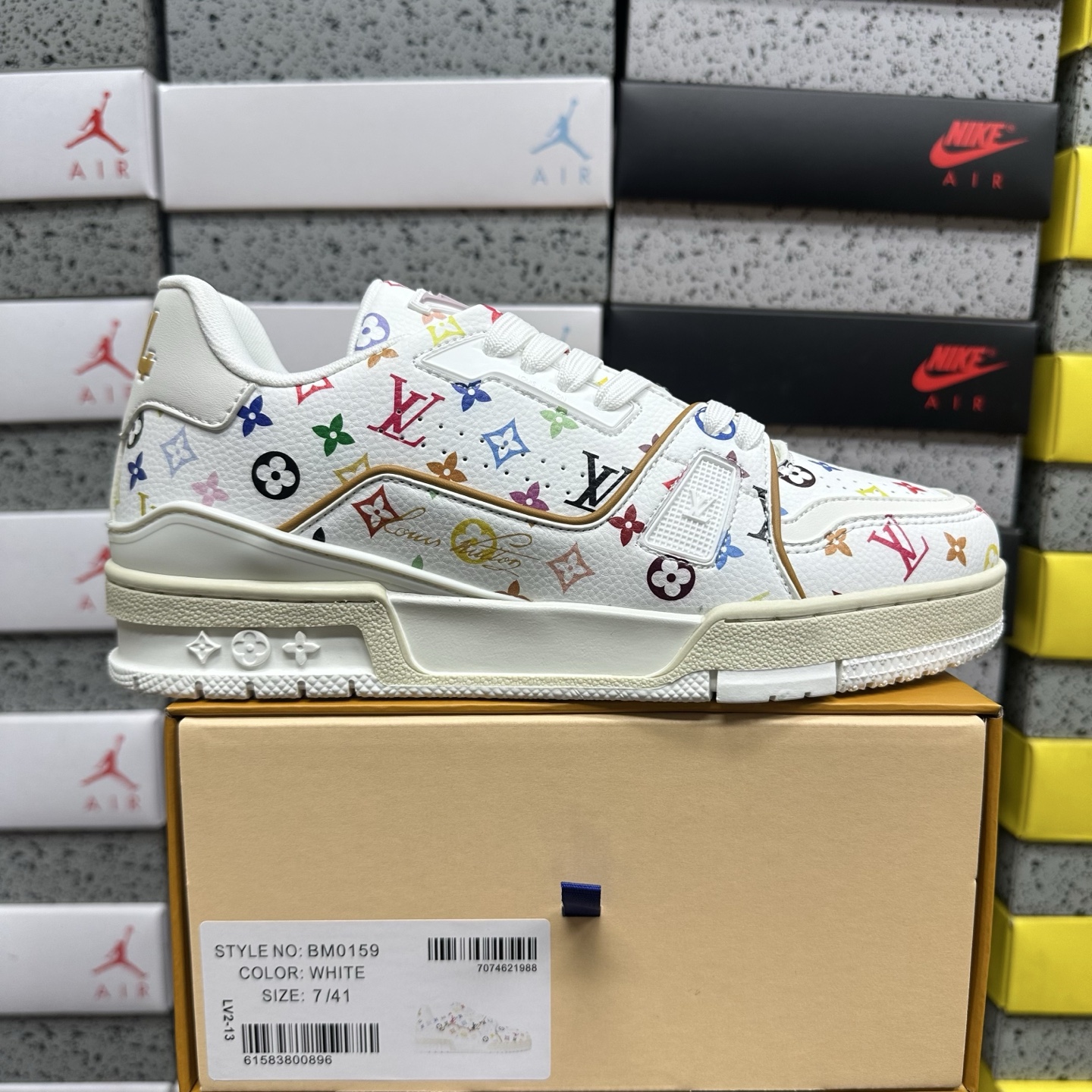 Louis Vuitton Trainer V2-13 - Image 10