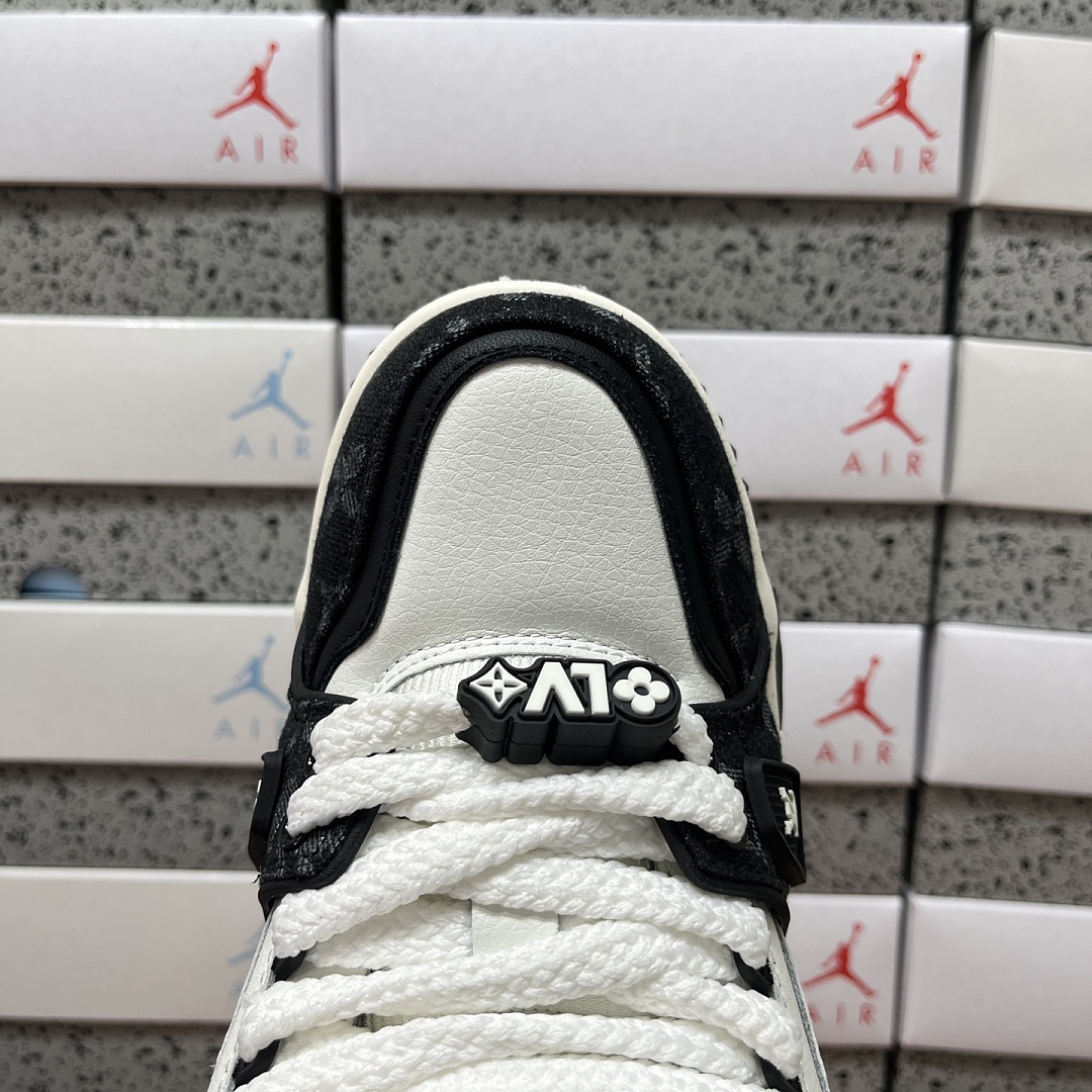 Louis Vuitton Trainer Maxi White Black Print - Image 4
