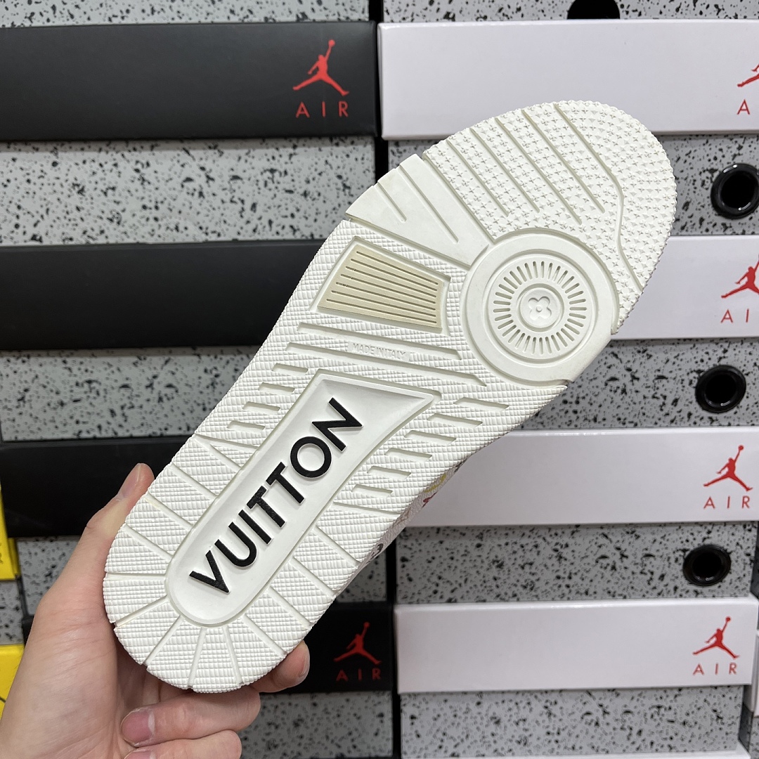Louis Vuitton Trainer / (White) - Image 9