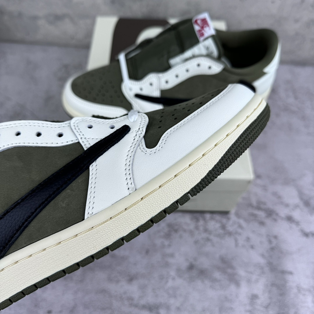 Chanel Nike Dunk SB Low Pro - Image 8