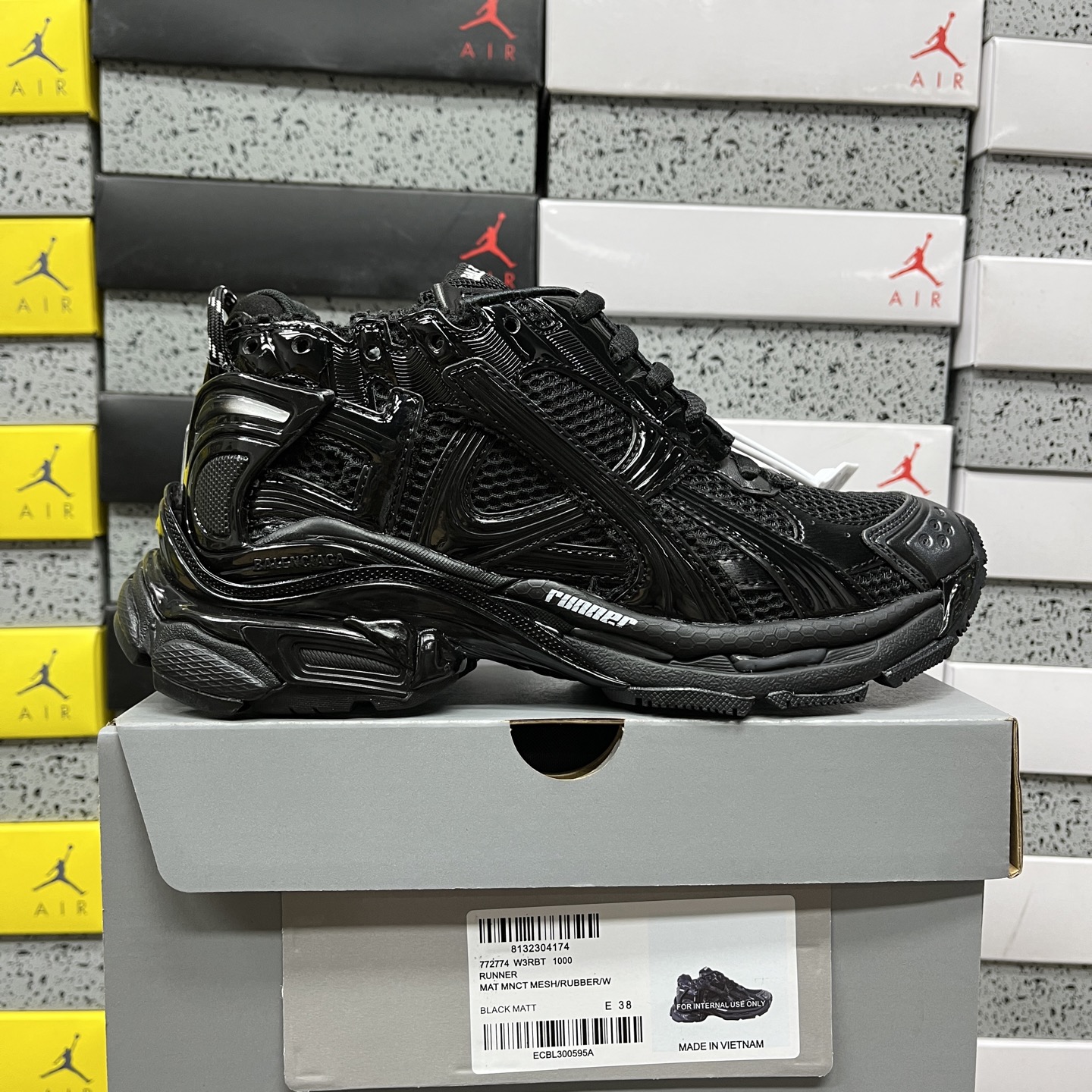 Balenciaga BLCG Runner 7.5 - Image 11