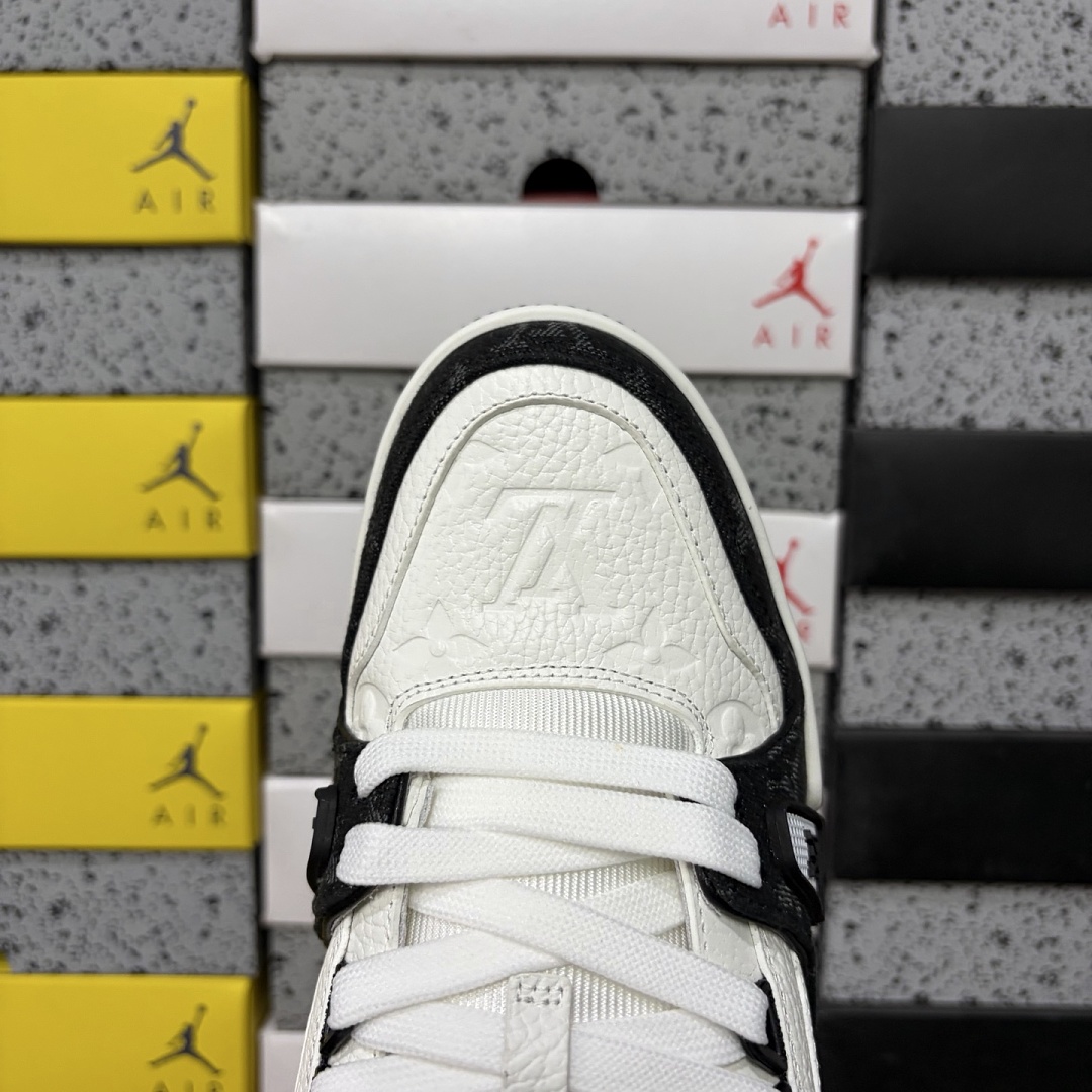 Louis Vuitton Trainer - Image 2