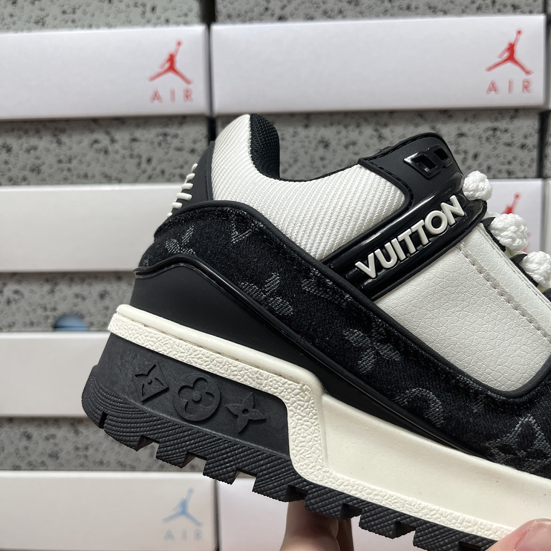 Louis Vuitton Trainer Maxi White Black Print - Image 6