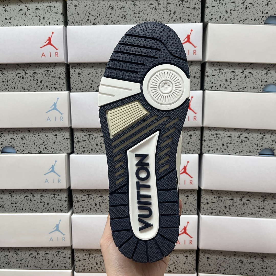 Louis Vuitton Trainer V2-06 - Image 9