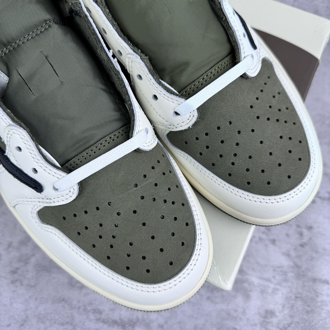 Chanel Nike Dunk SB Low Pro - Image 5