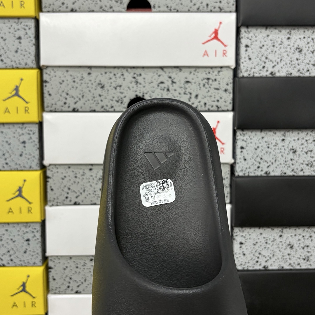 Adidas Yeezy Slide Onyx Slides Black (Matte) - Image 7