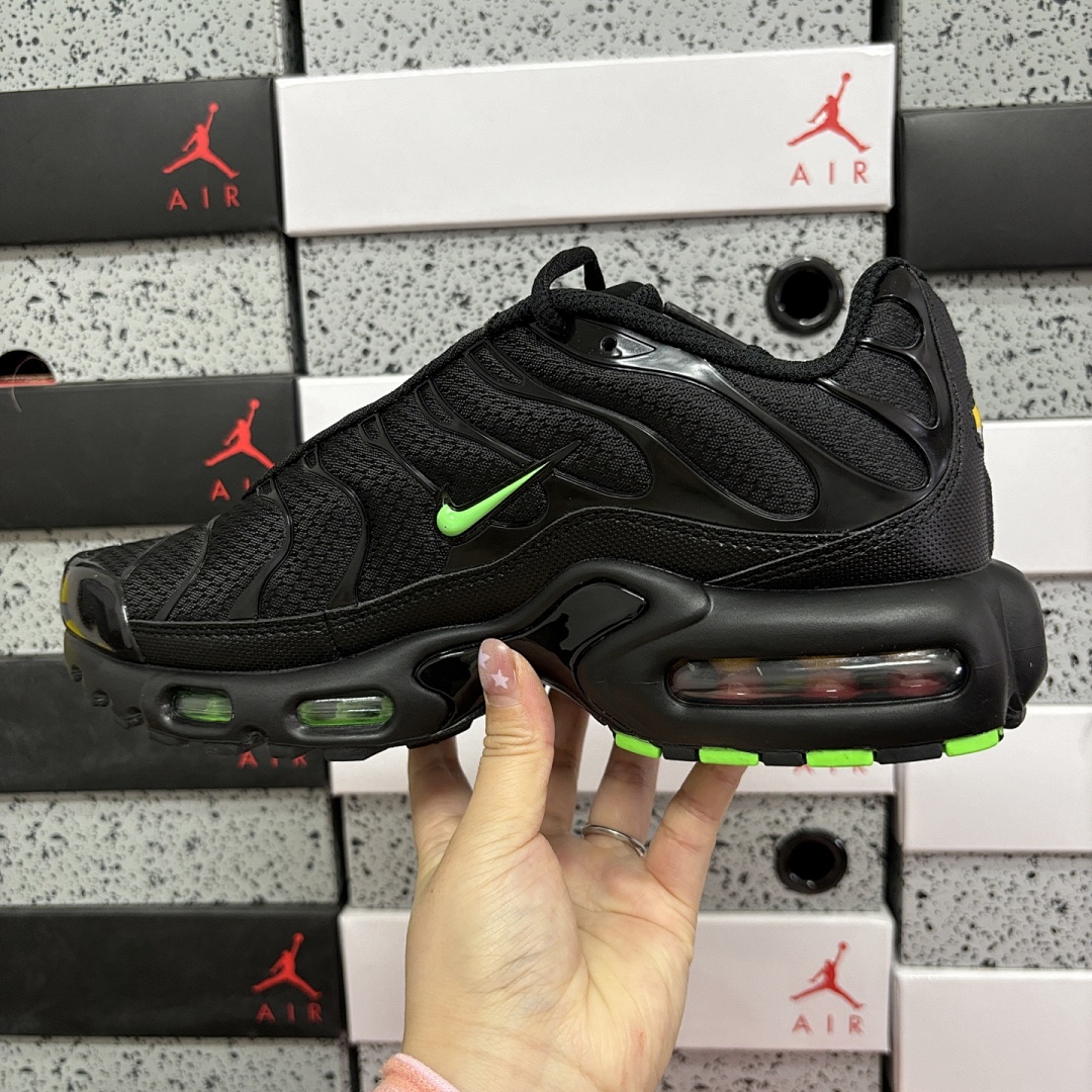 Nike Air Max Plus Black Green Strike - Image 2
