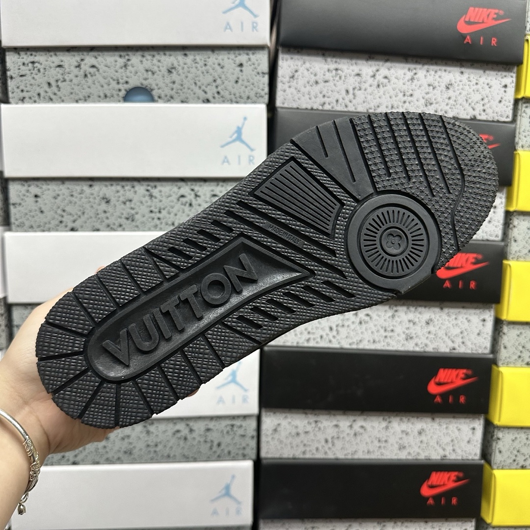Louis Vuitton Trainer V2-14 - Image 10