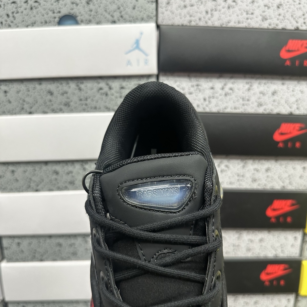 On Running Ozweego 3 Raf Simons Black Scarlet - Image 5