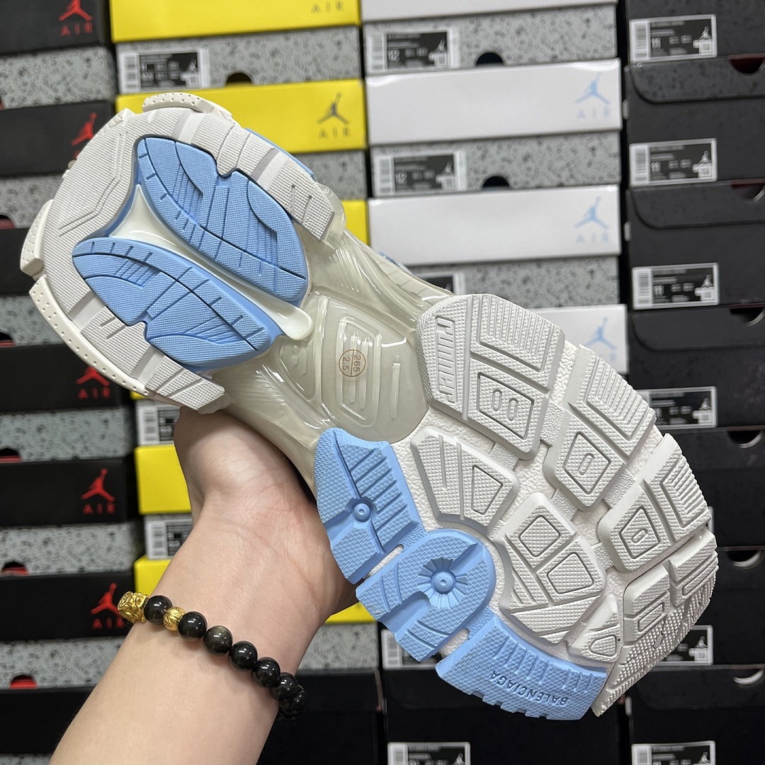 Balenciaga BLCG Runner 7.0 - Image 10