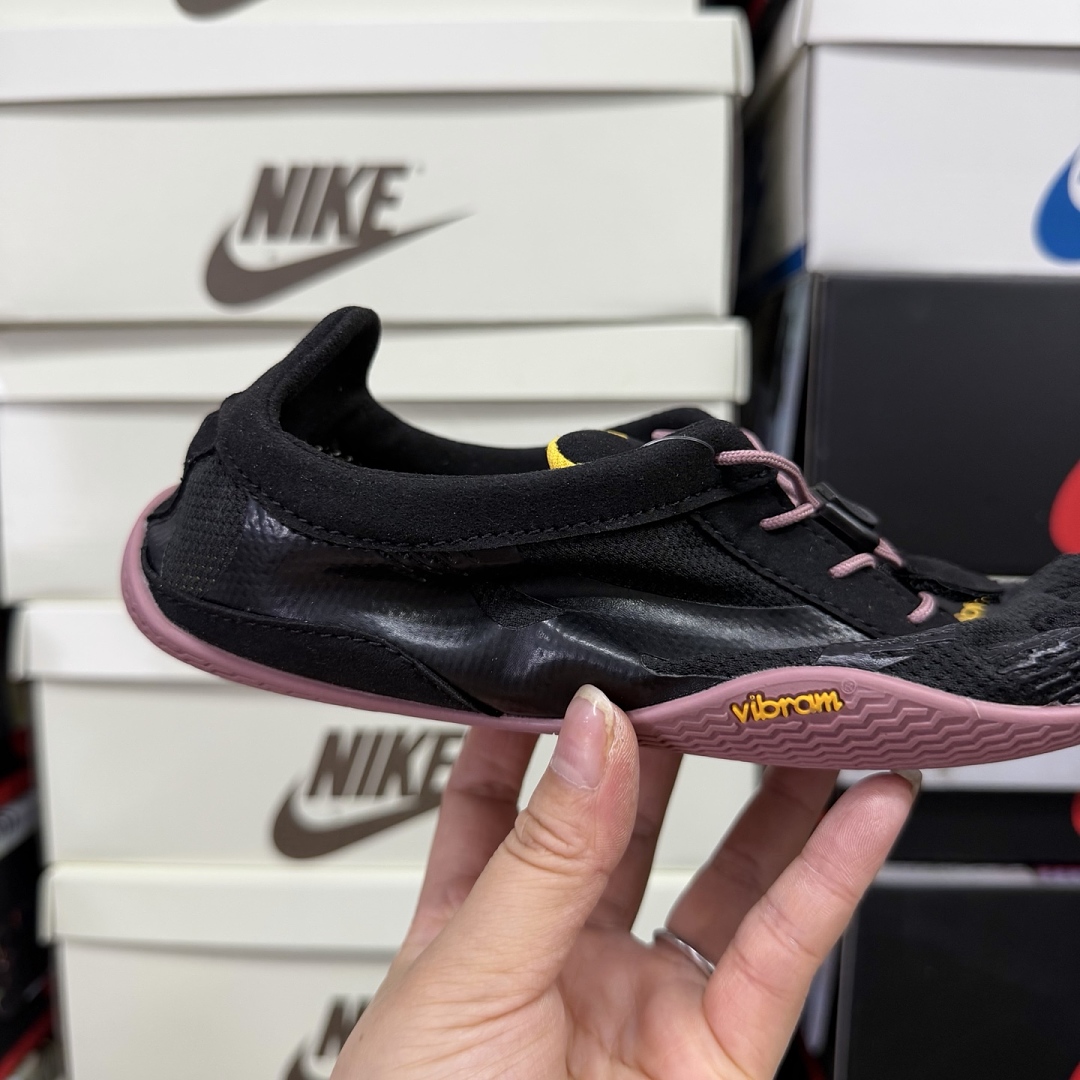 Suicoke Finger Chukka Boot 18W0701 Black Pink Straps - Image 4