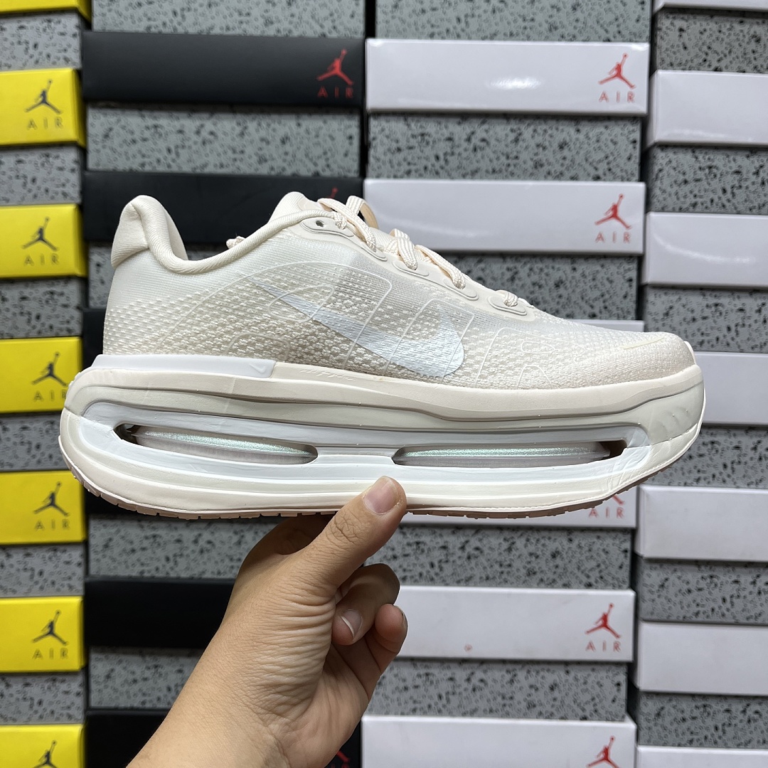 Nike Vomero Premium Chalk - Image 4