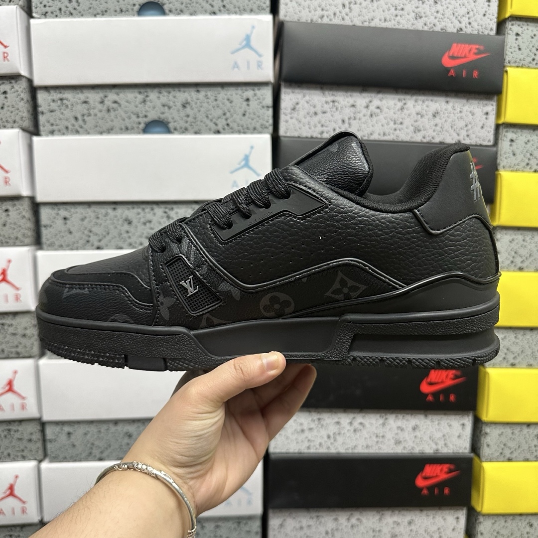 Louis Vuitton Trainer V2-15 - Image 2