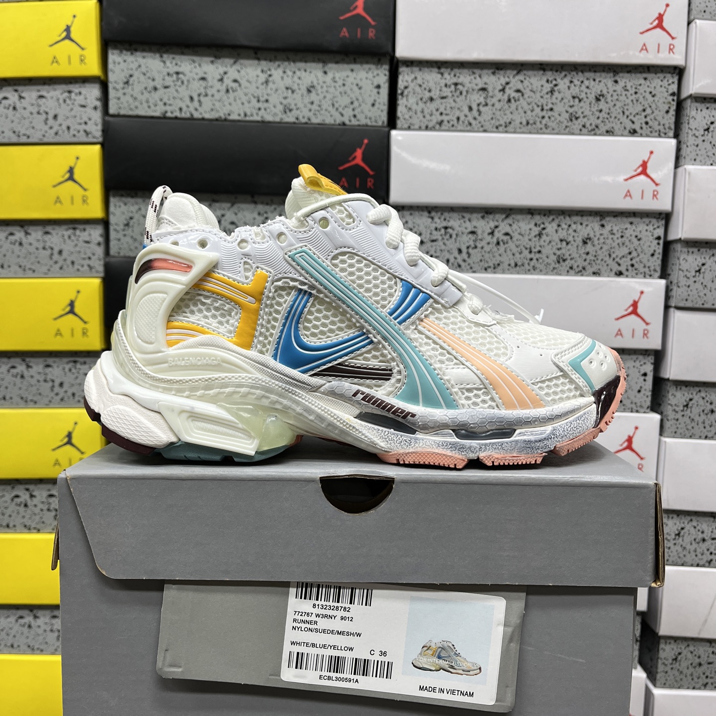 Balenciaga BLCG Runner 7.5 - Image 11