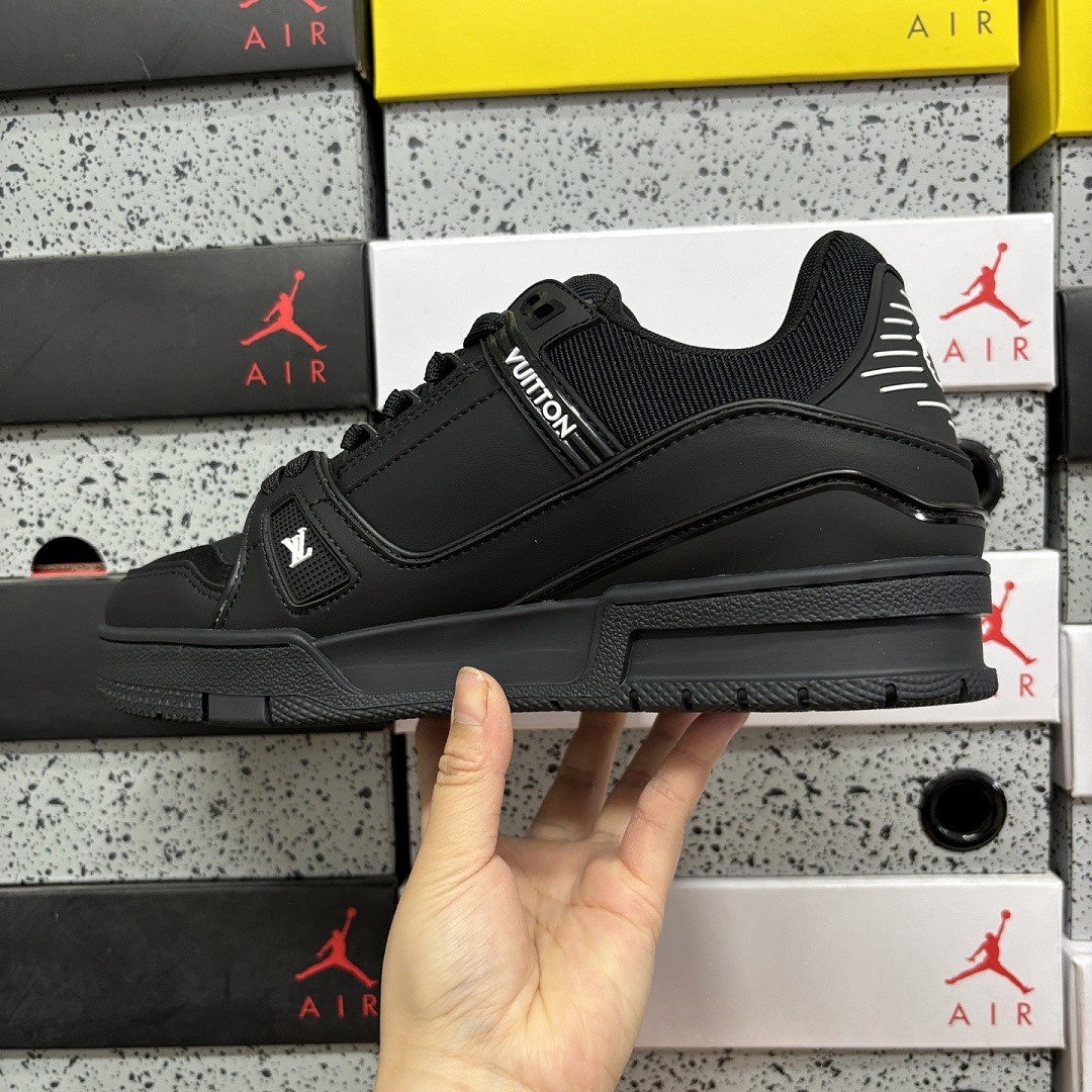 Louis Vuitton Trainer 1-17 - Image 9