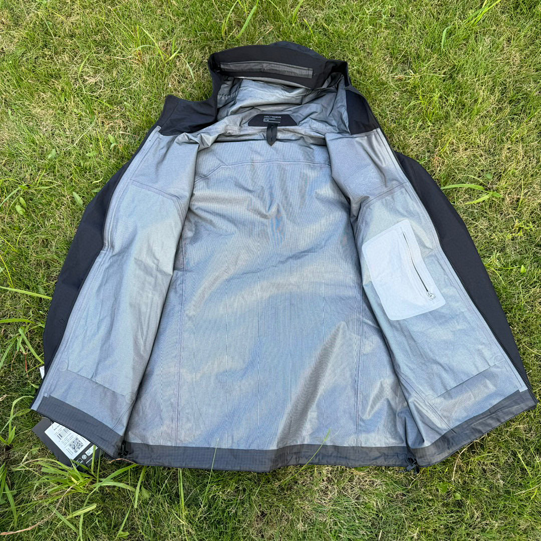 Arc'teryx Beta Jacket (Black) - Image 15