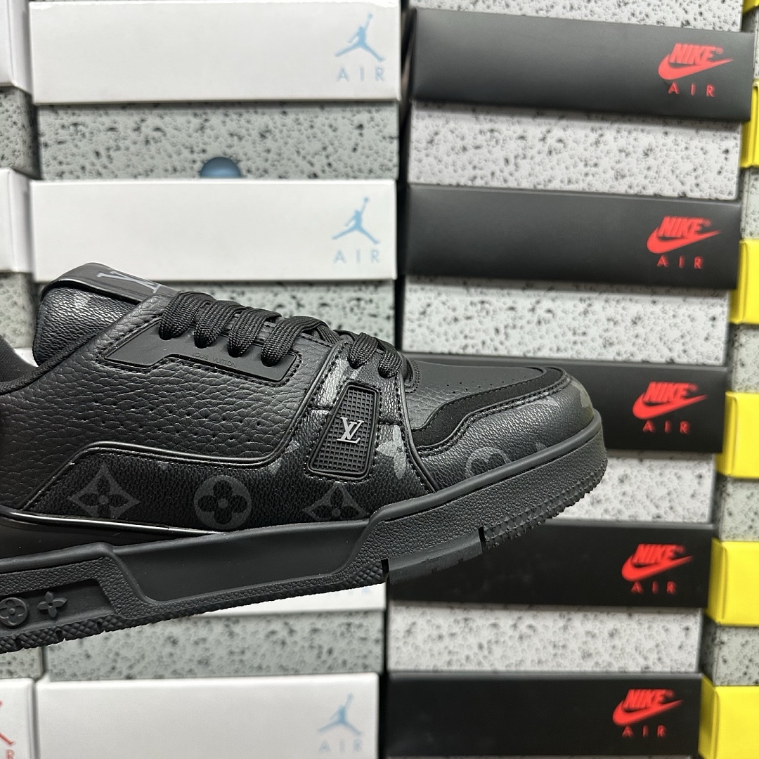 Louis Vuitton Trainer V2-15 - Image 7