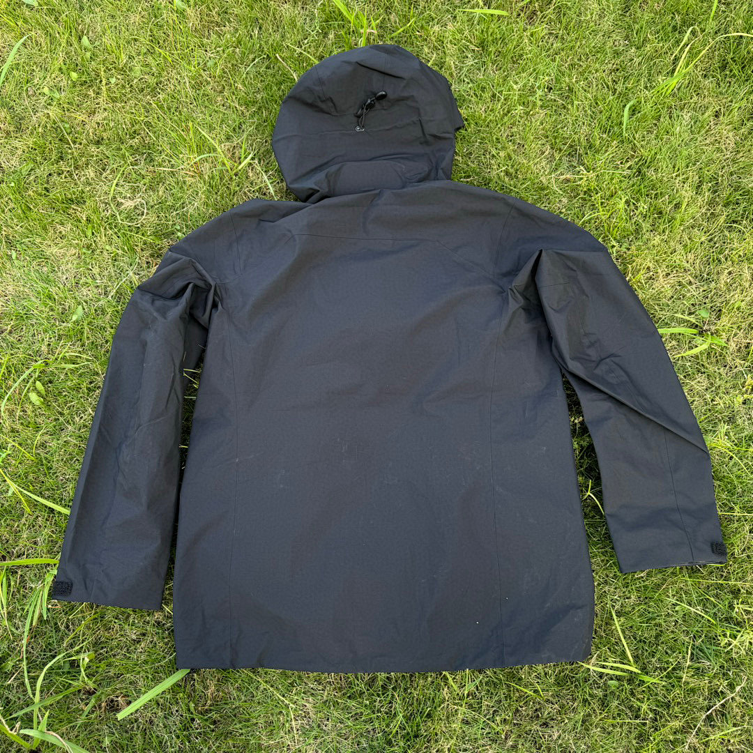 Arc'teryx Beta Jacket (Black) - Image 13