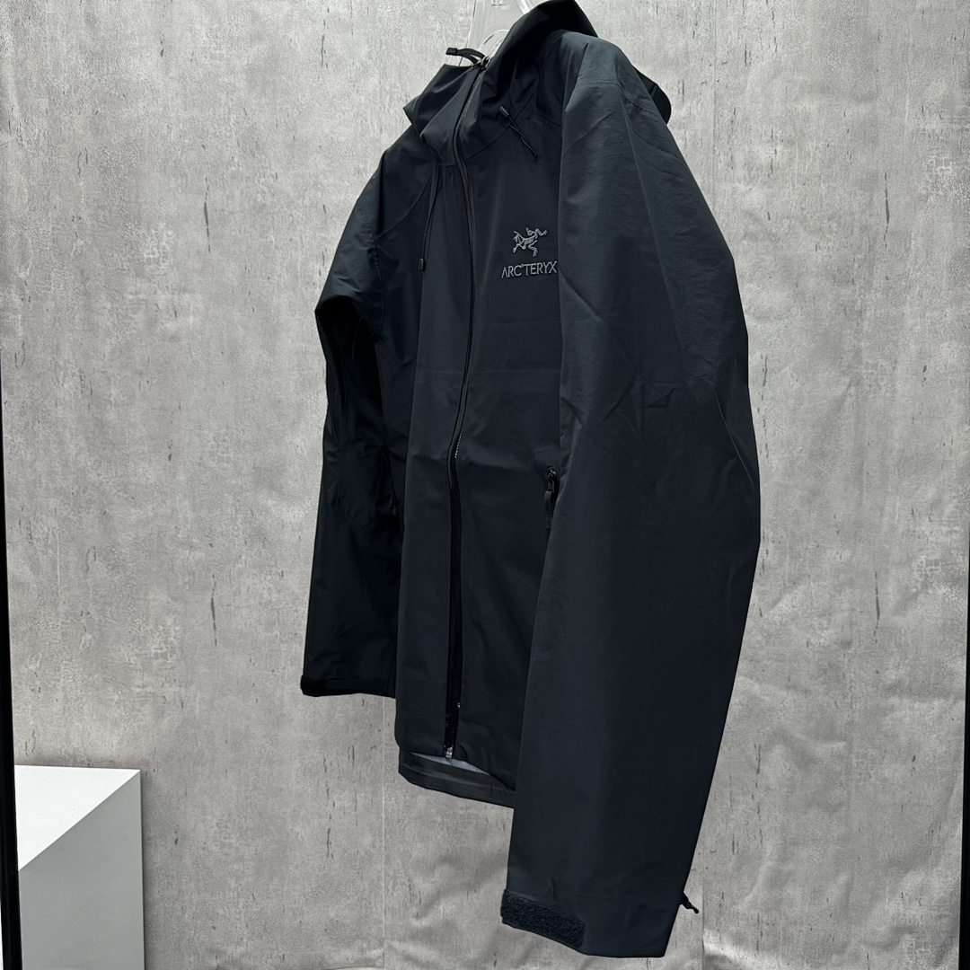 Arc'teryx Beta LT Jacket (Black) - Image 37