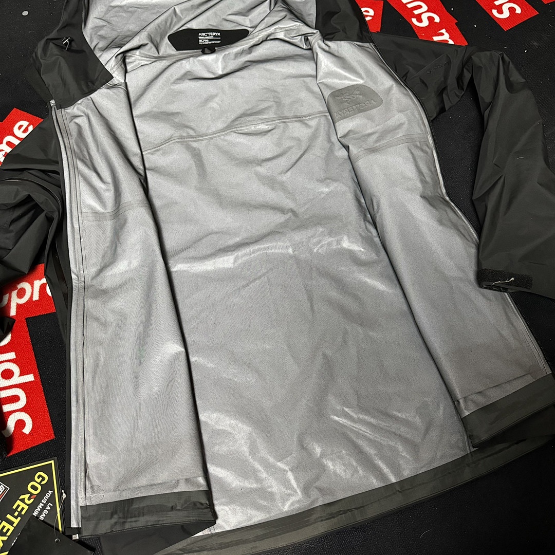 Arc'teryx Beta LT Jacket (Black) - Image 18
