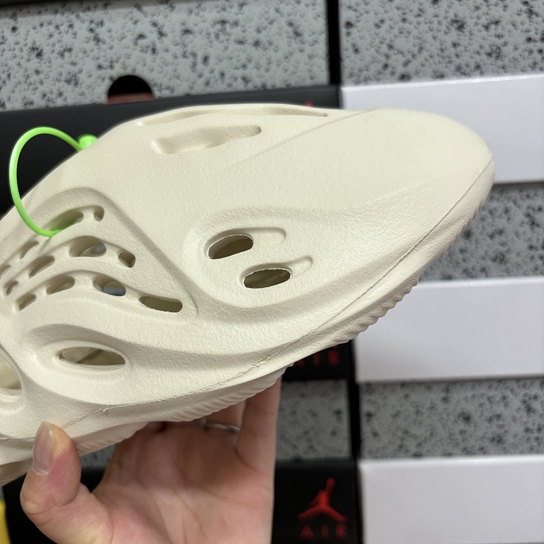 Adidas Slide/Foam Runner - Image 72