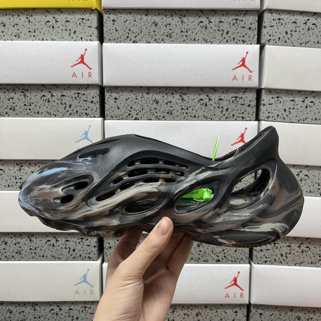 Adidas Slide/Foam Runner - Image 92