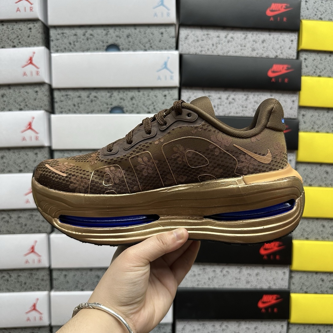 Nike Vomero Premium Flat Stout - Image 3