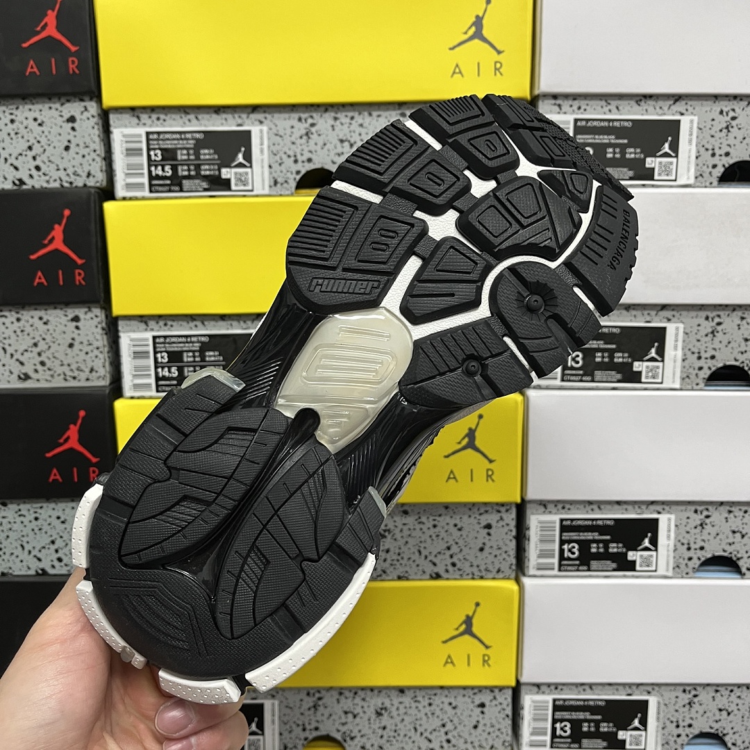 Balenciaga BLCG Runner 7.5 - Image 8