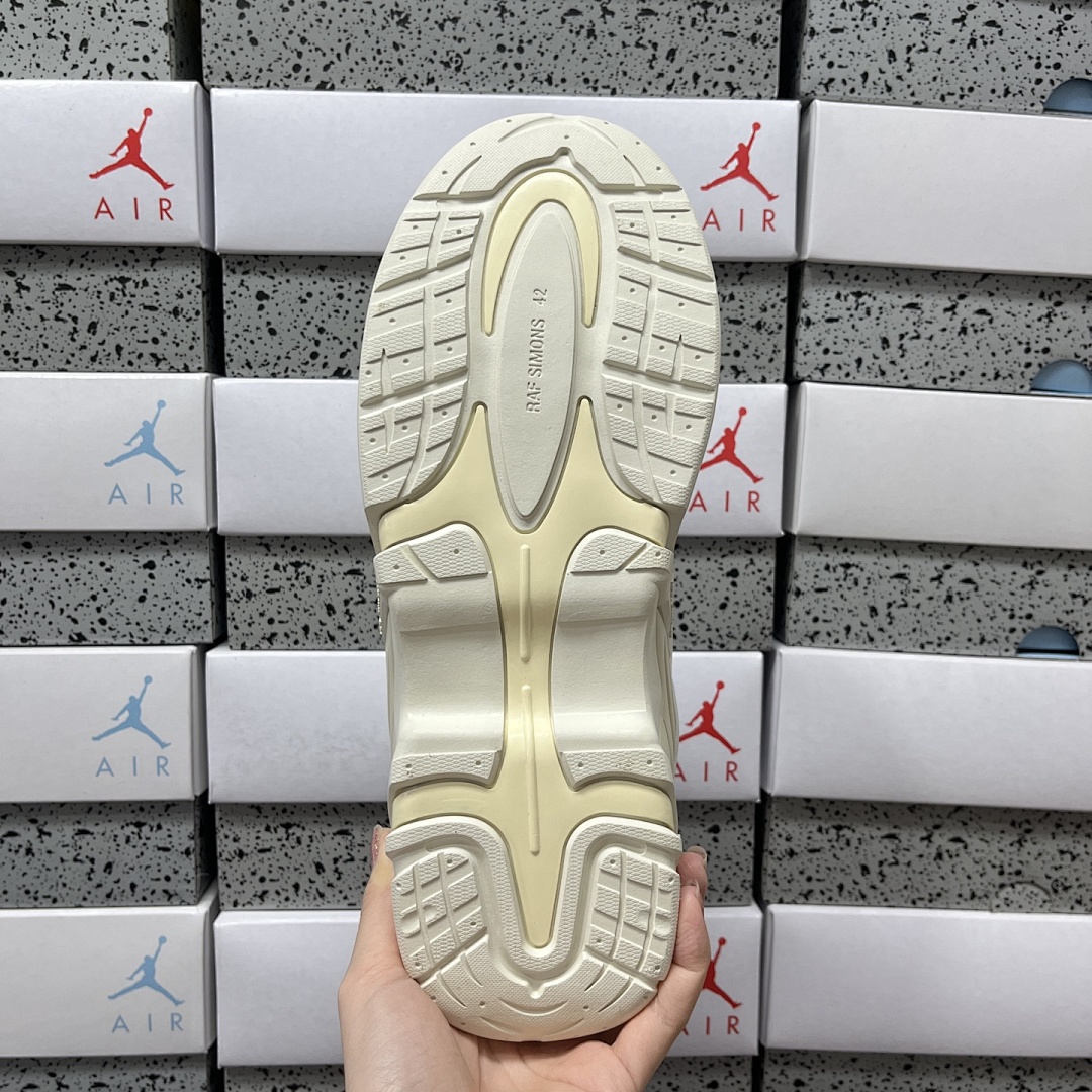 On Running Raf Simons Antei Low Top - Image 3