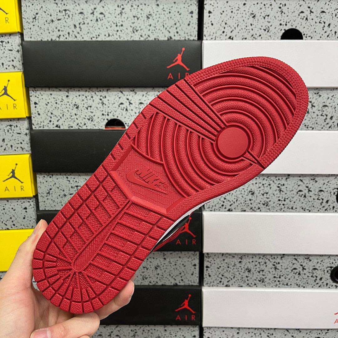 Nike Travis Scott × Air Jordan 1 "Chicago" Reverse High - Image 4