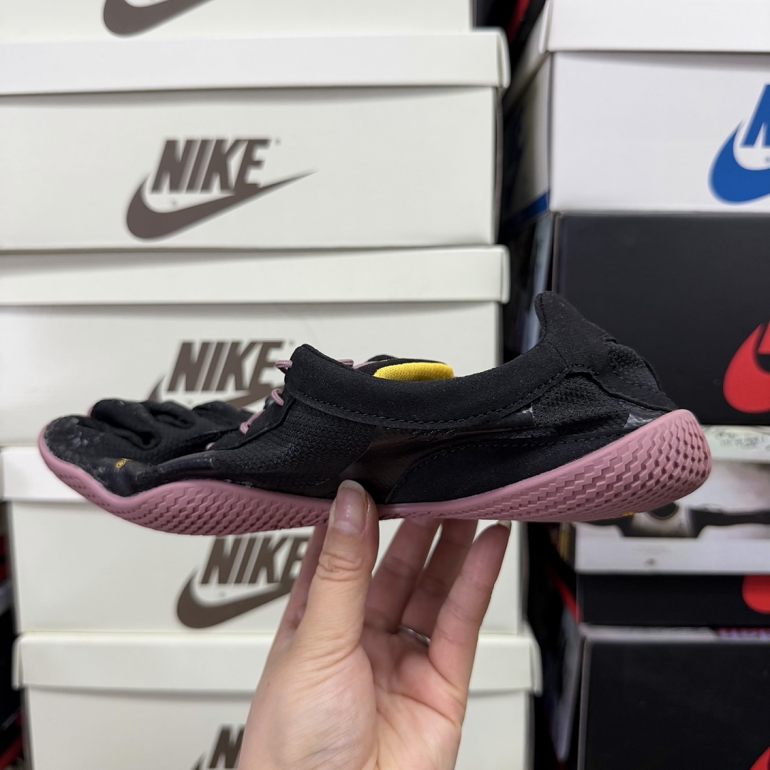 Suicoke Finger Chukka Boot 18W0701 Black Pink Straps - Image 2