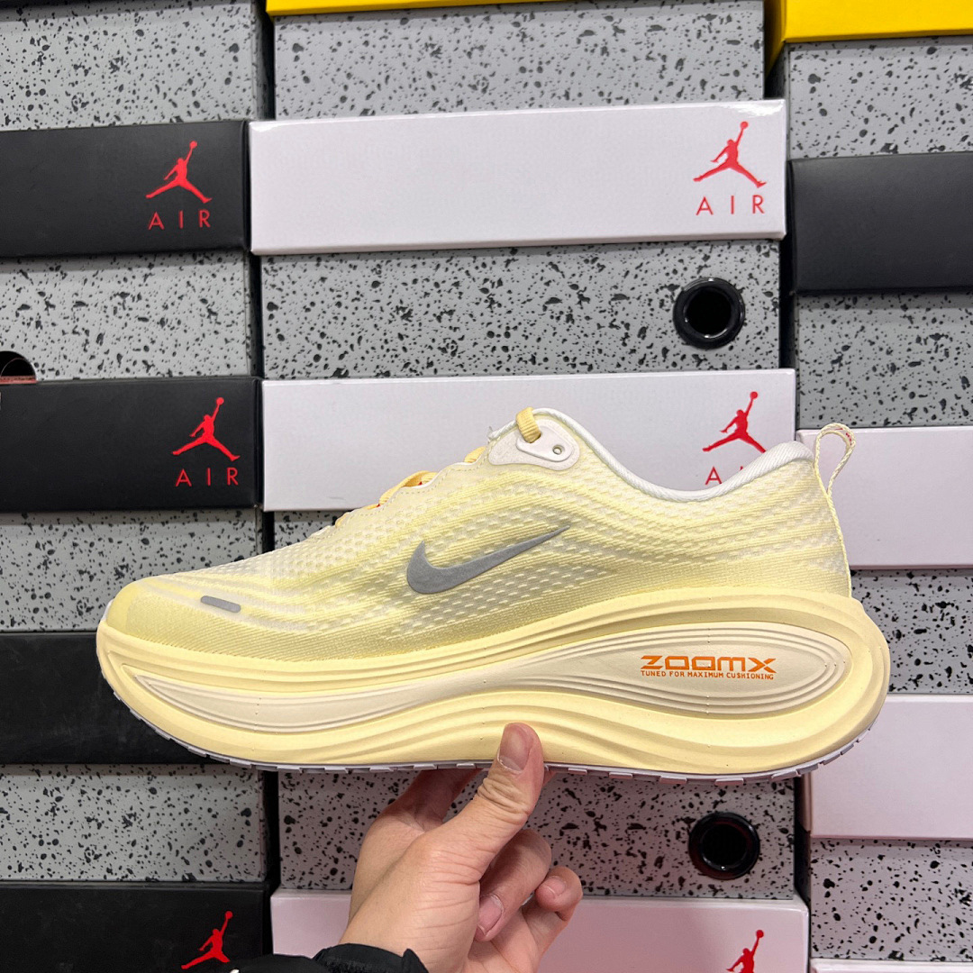 Nike Vomero Plus - Image 4